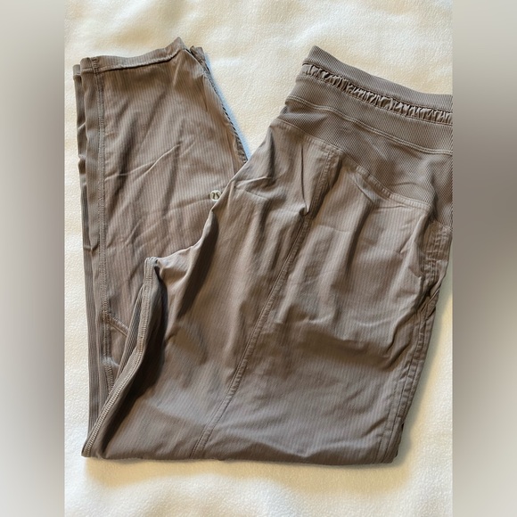 Lululemon Dance Studio Cropped Joggers | Color Tan | Size 6 | - Picture 1 of 7
